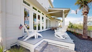 Outdoor dining - Shared Resort Style Pools, Boardwalk to the Beach, Golf Cart Access (Port Aransas)