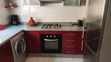 Mikrowelle, Ofen, Herdplatte, Wasserkocher mit Kaffee-/Teezubehör