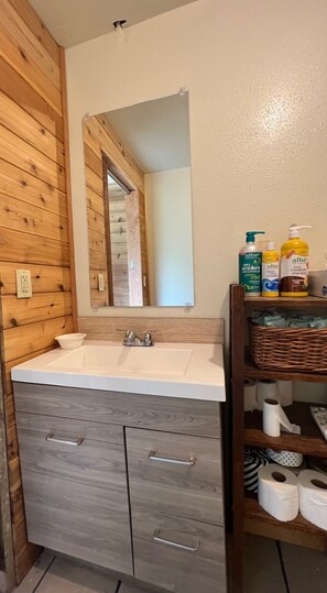 Shower, eco-friendly toiletries, towels, soap - The Forest Retreat (Forks)