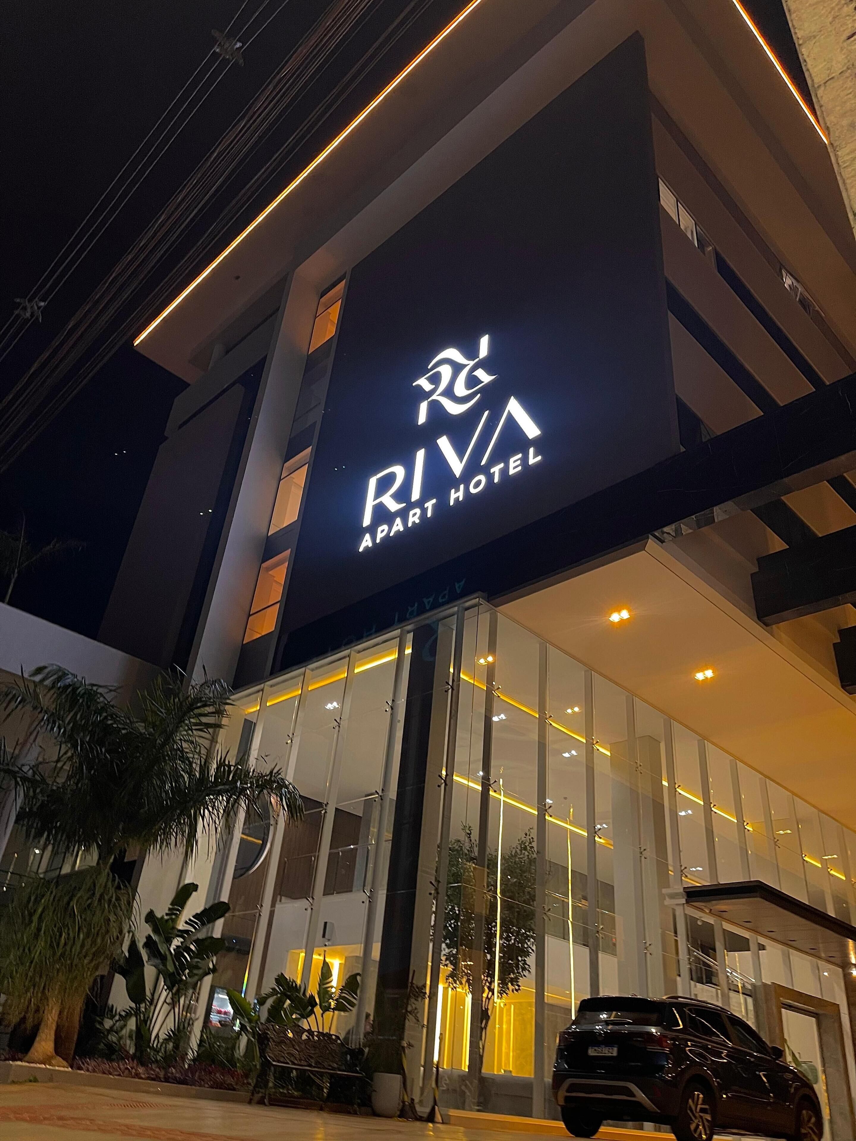 Majoituspaikan julkisivu illalla/yöllä