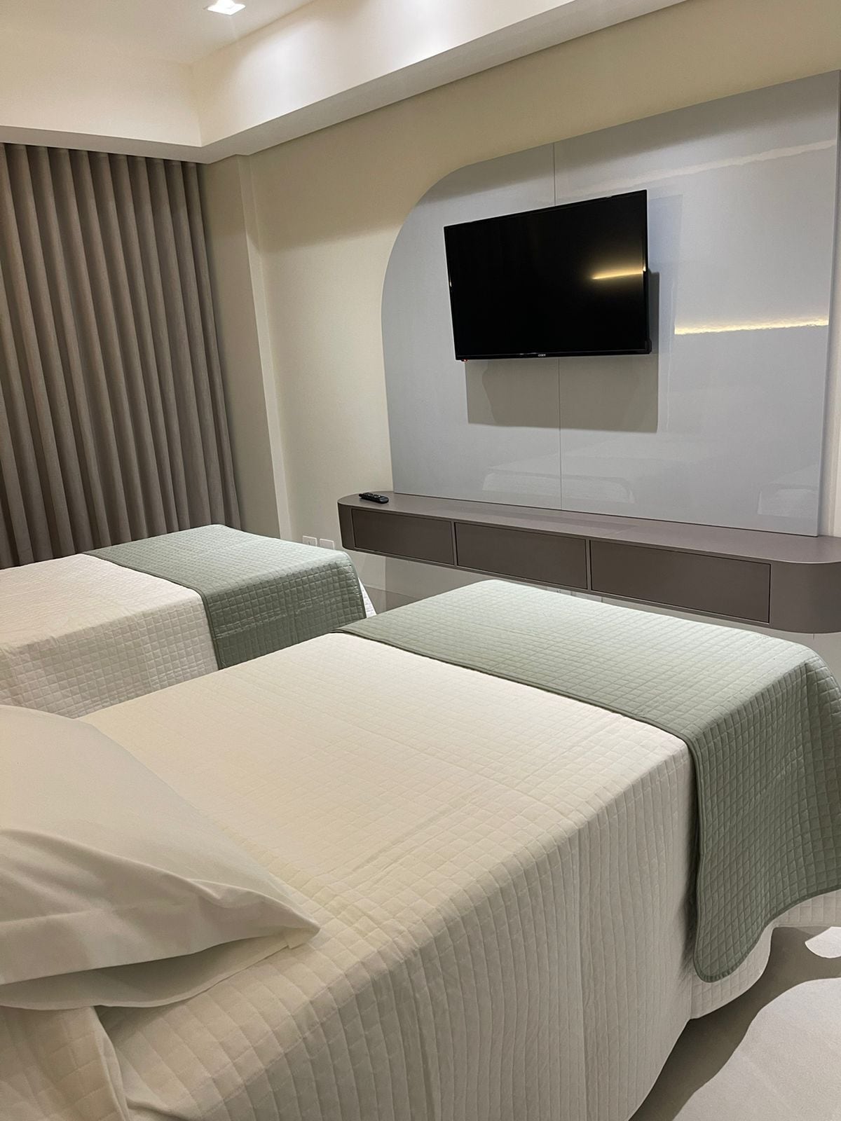 Quarto família, cozinha, vista para a cidade | Wi-Fi de cortesia, roupa de cama