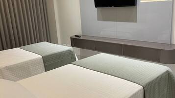 Quarto família, cozinha, vista para a cidade | Wi-Fi de cortesia, roupa de cama