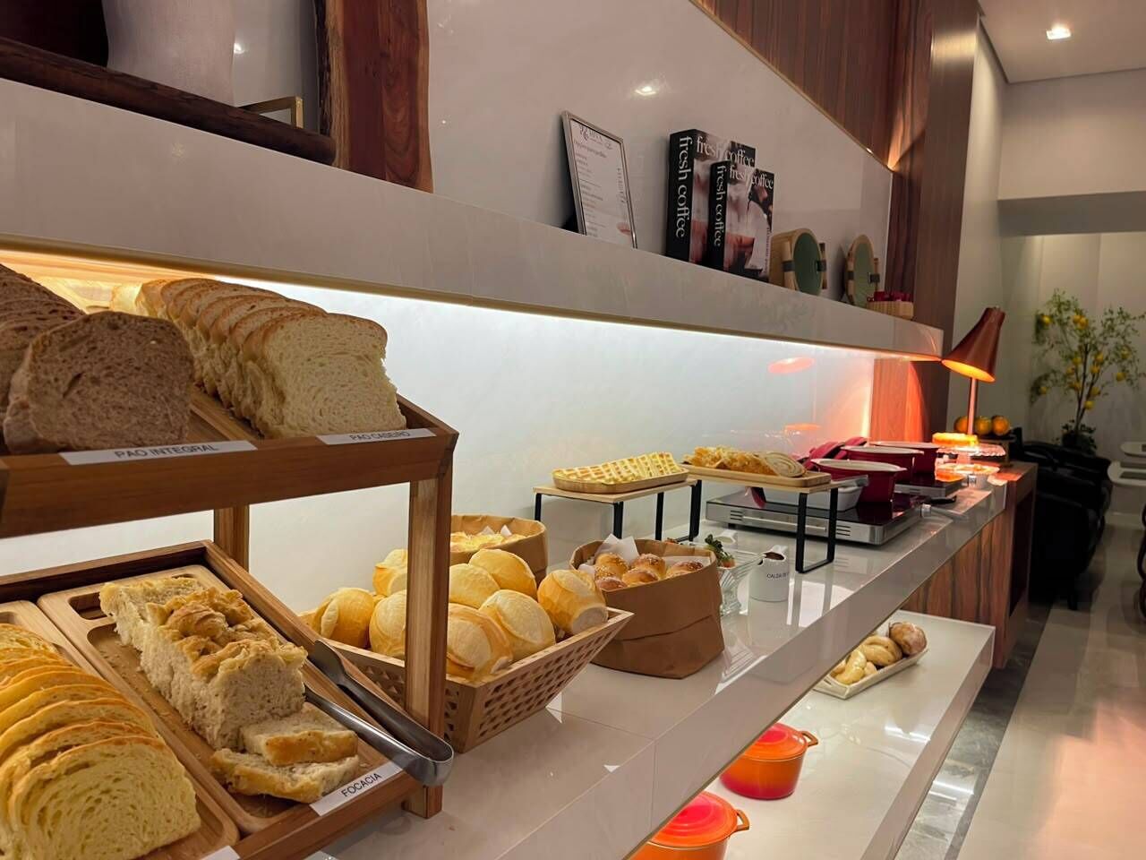 Ein reichhaltiges Buffet mit verschiedenen Brotsorten und Gebäck.