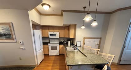 Lakefront Condo- Step-free & accessible! Sleeps 8!