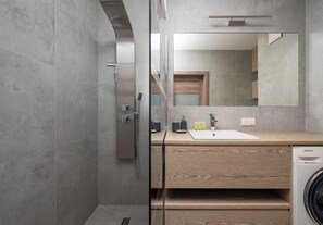 Douche, articles de toilette gratuits, sèche-cheveux