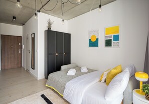 Iron/ironing board, WiFi, bed sheets