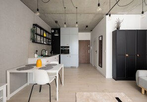 Fridge, oven, stovetop, dishwasher