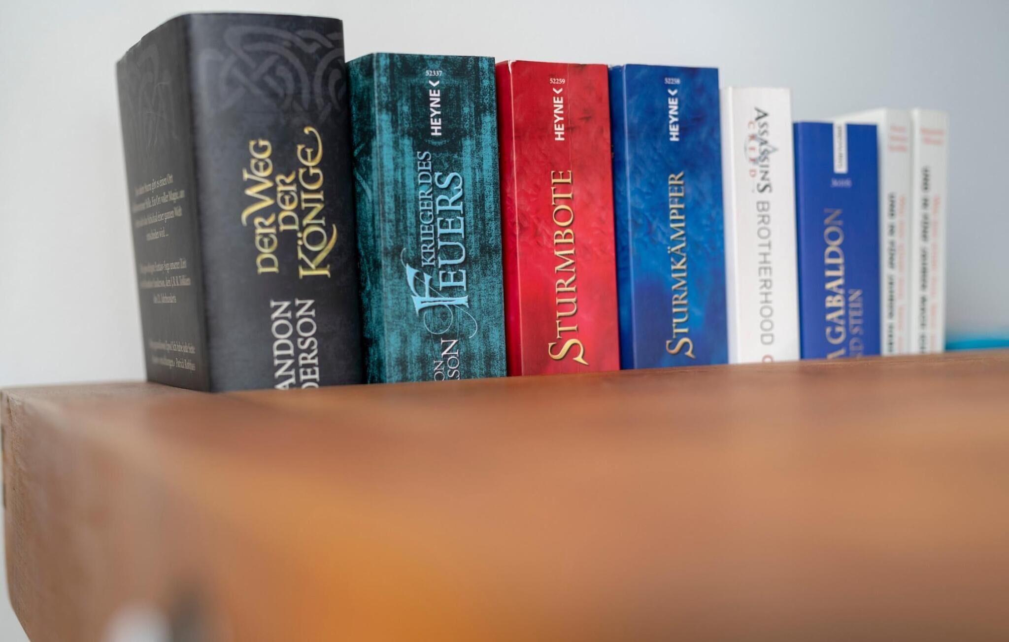Uma fileira de livros numa estante.