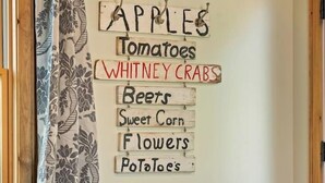 Una pared con una lista de alimentos.
