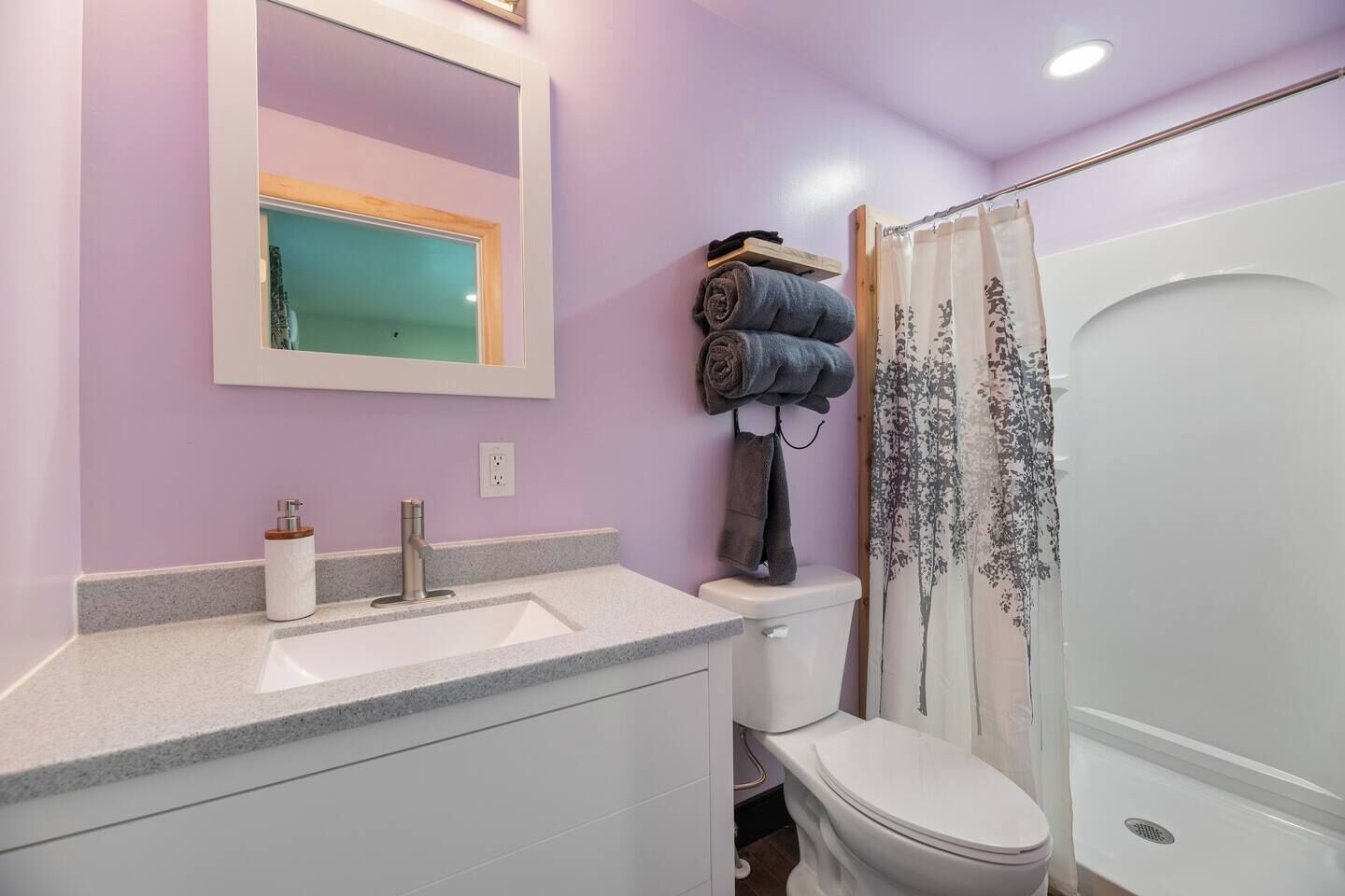 Dusj, håndklær, såpe og sjampo