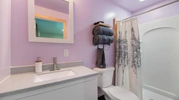 Dusj, håndklær, såpe og sjampo