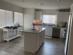 Fridge, microwave, oven, stovetop - NEW HOME Mountain View’s by LA & San Diego in tranquil San Jacinto w/ Wi-Fi, AC (San Jacinto)