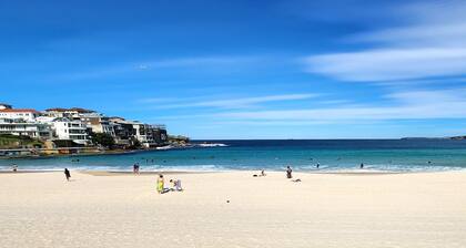 Coastal Luxury Overlooking Tamarama Beach - Views, Parking & Air Conditioning