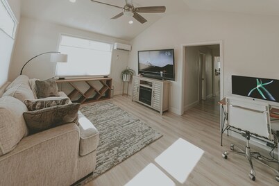 Cozy 2-bedroom house in brilliant Benton City near wineries & cafe's.