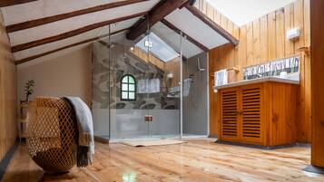 Serviettes fournies, savon, shampoing, papier toilette