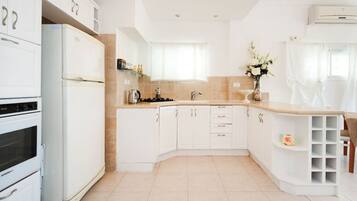 Frigorífico, microondas, horno y placa de cocina