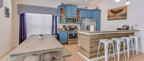 ثلاجة، ميكروويف، فرن، موقد طهي مسطح