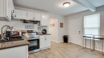 Een koelkast, een magnetron, een oven, een kookplaat