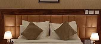 Royal Ace Luxur Hotel