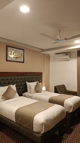 Royal Ace Luxur Hotel