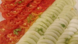 Ein Teller mit in Reihen angeordneten Tomaten- und Gurkenscheiben.