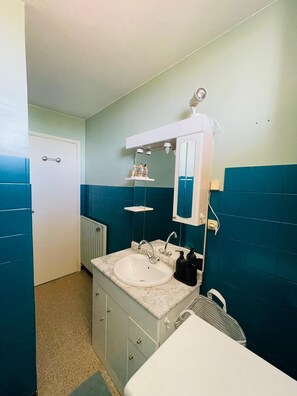 Douche, séchoir à cheveux, serviettes fournies, savon