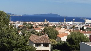 Eine Küstenstadt mit einer Mischung aus Wohn- und Industriegebäuden, einer markanten Kirche und freiem Blick auf das Meer.