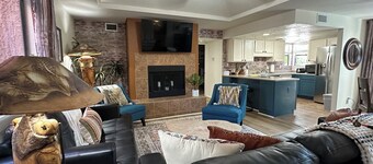 Cozy 2-bedroom condo by Sabino Canyon in Tucson w pool, pickleball and gym.