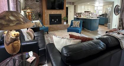 Cozy 2-bedroom condo by Sabino Canyon in Tucson w pool, pickleball and gym.