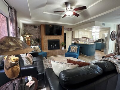 Cozy 2-bedroom condo by Sabino Canyon in Tucson w pool, pickleball and gym