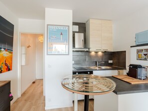 冷蔵庫、電子レンジ、オーブン、調理器具と食器