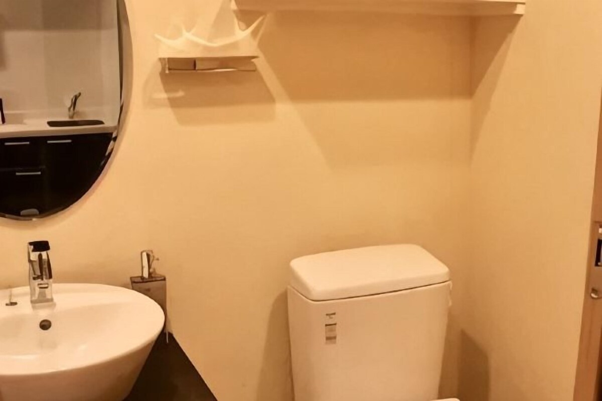 Ein Badezimmer mit Waschbecken, Toilette und Spiegel.