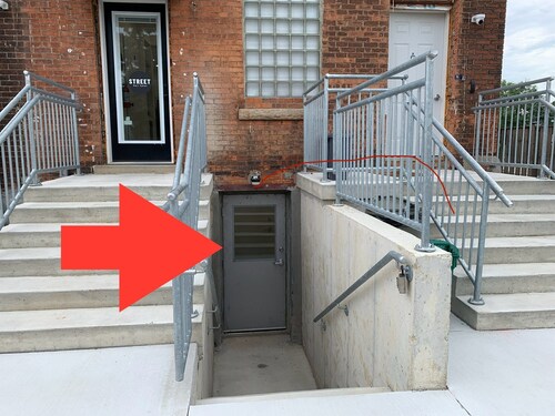 Cozy Retro style1 Bedroom Apartment - FREE Parking, WiFi, In-suite Laundry. 