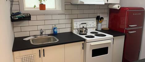 Réfrigérateur, micro-ondes, four, plaque de cuisson