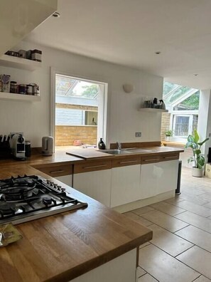 Fridge, microwave, oven, stovetop - Modern, Spacious 1 Bedroom Garden Flat SW18 (Greater London)