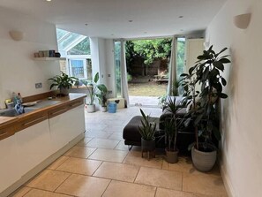 Interior - Modern, Spacious 1 Bedroom Garden Flat SW18 (Greater London)