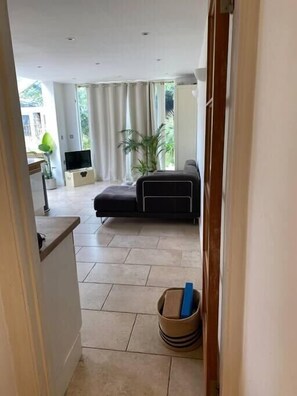 Interior - Modern, Spacious 1 Bedroom Garden Flat SW18 (Greater London)