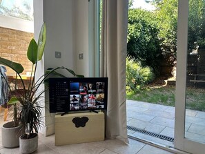 Interior - Modern, Spacious 1 Bedroom Garden Flat SW18 (Greater London)