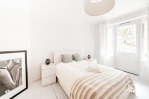 3 bedrooms, iron/ironing board, WiFi, bed sheets - The White Leopard – Stylish 3BR in Chelsea (London)