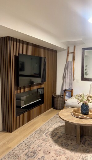 Smart TV, books - Winter coastal retreat - Deep Cove: 2-Bedroom w/ sauna & cold plunge (North Vancouver)