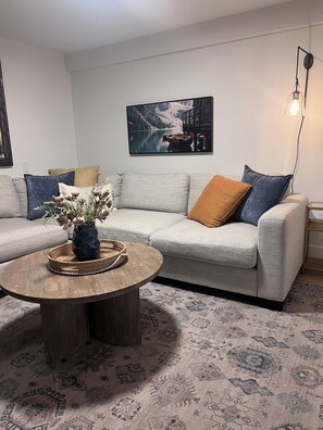 Smart TV, books - Winter coastal retreat - Deep Cove: 2-Bedroom w/ sauna & cold plunge  (North Vancouver)