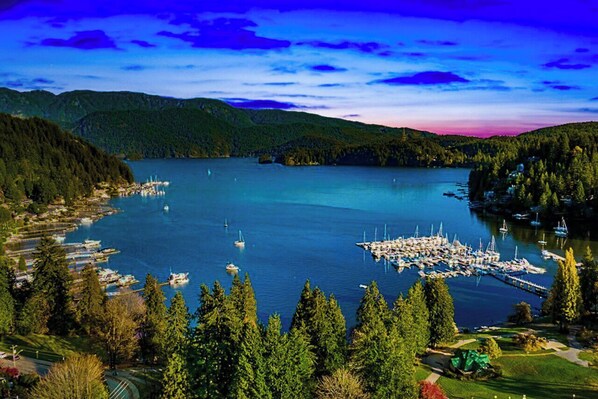 Marina - Winter coastal retreat - Deep Cove: 2-Bedroom w/ sauna & cold plunge (North Vancouver)