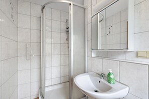 Dusj, hårføner og håndklær