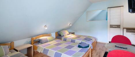 1 habitación, tabla de planchar con plancha, wifi gratis y ropa de cama