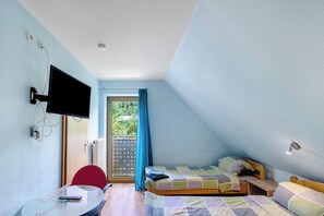 1 bedroom, iron/ironing board, free WiFi, bed sheets - Room 'Zimmer 25' with Shared Terrace, Shared Garden and Wi-Fi (Markt Erlbach)