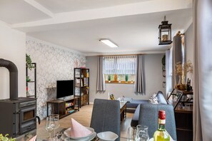 TV, fireplace