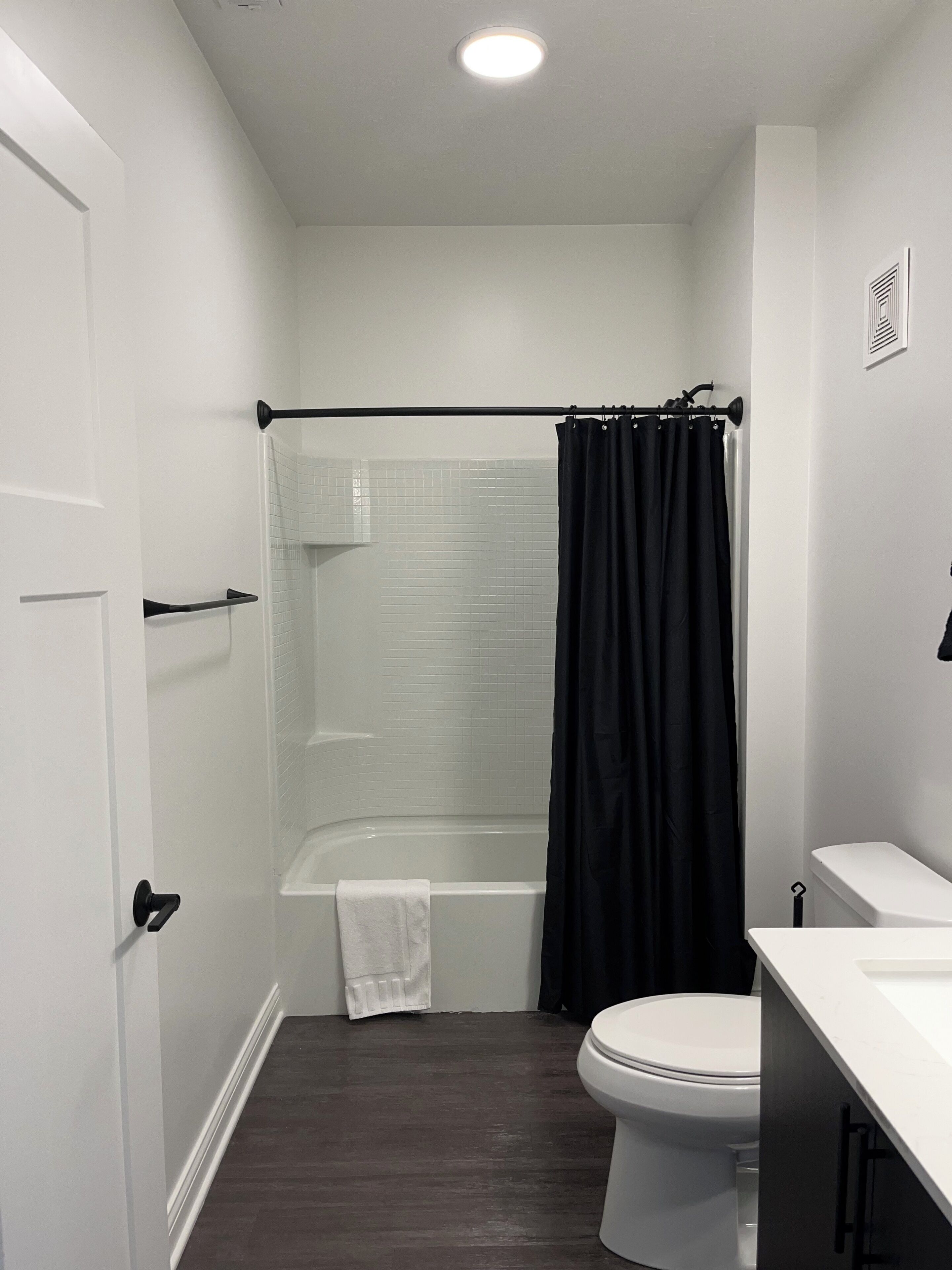 Dusj, hårføner, håndklær og såpe