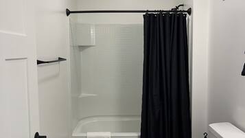 Dusj, hårføner, håndklær og såpe