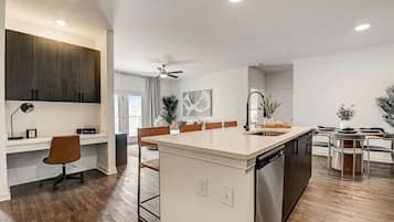 Frigorifero, microonde, forno, piano cottura