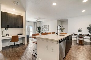 Frigorifero, microonde, forno, piano cottura